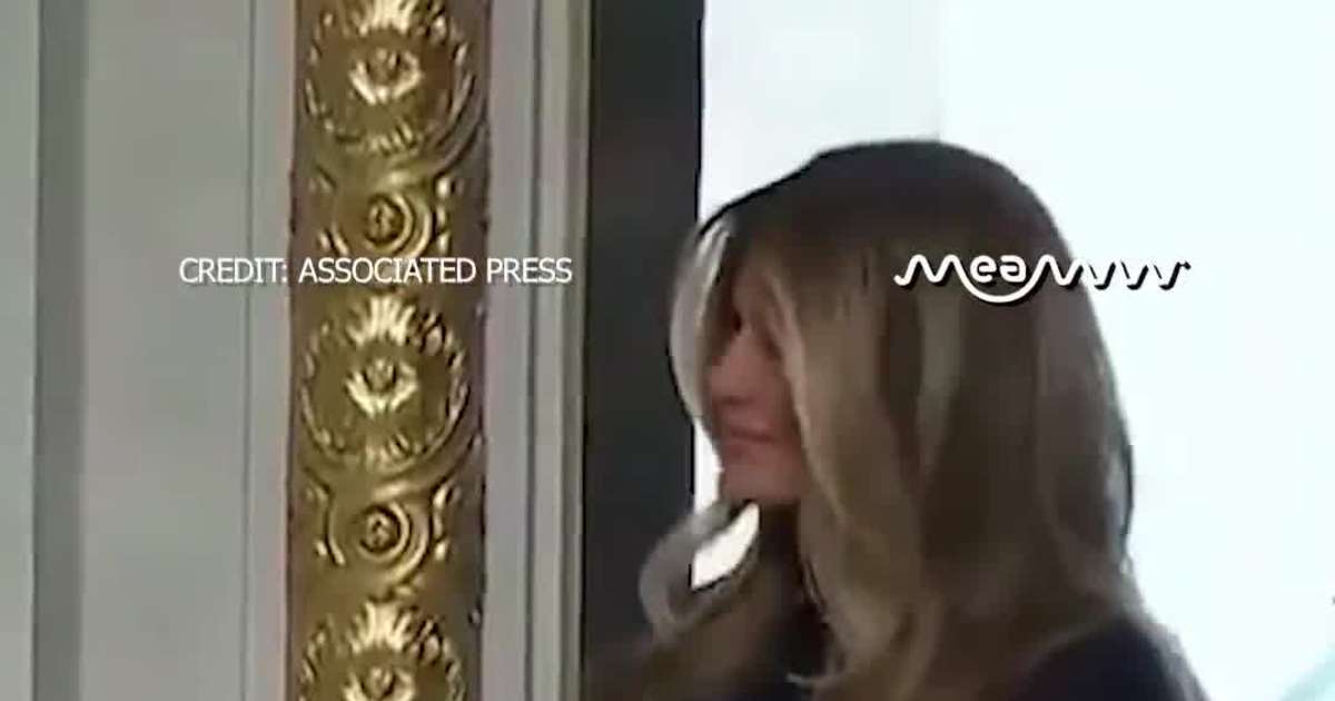 First Lady receives medallion from New York Stock Exchange president