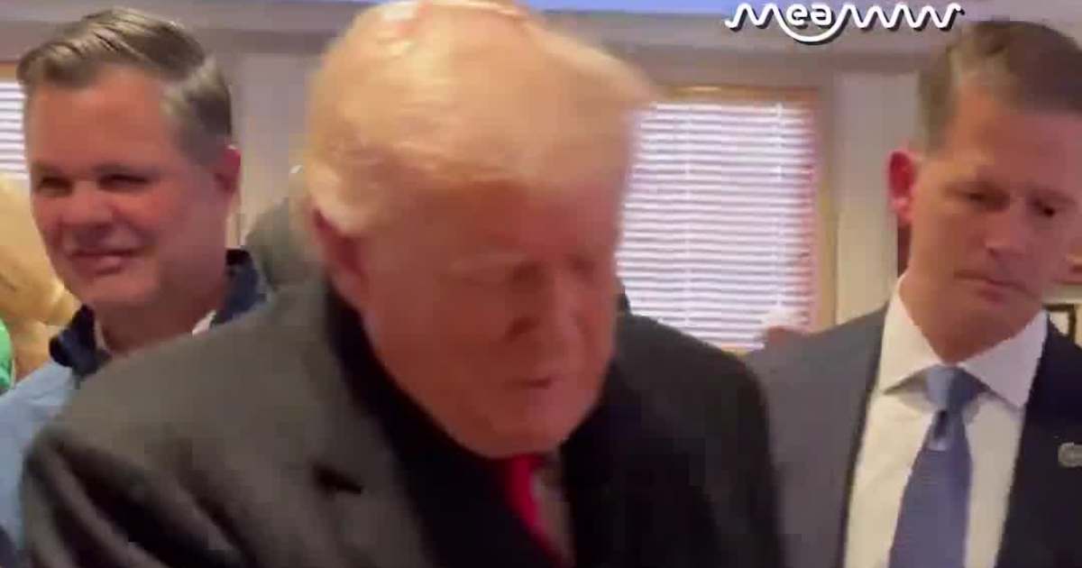 Trump Goes Table-to-Table in Iowa Diner, Talks Directly With Voters