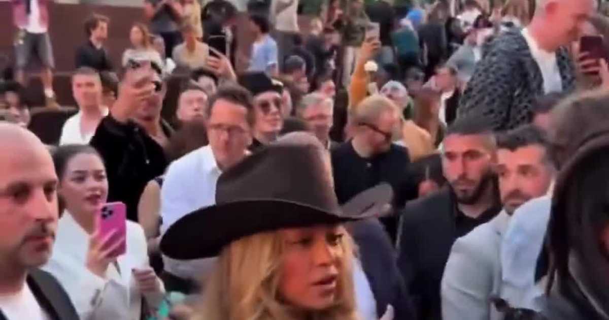 Beyonce Stops Security to Hug Young Fan in a Viral Moment