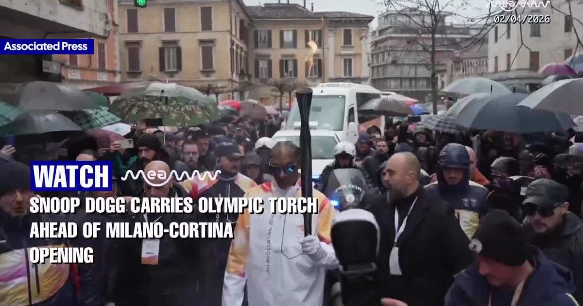 Snoop Dogg Carries Olympic Torch Ahead of Milano-Cortina Opening