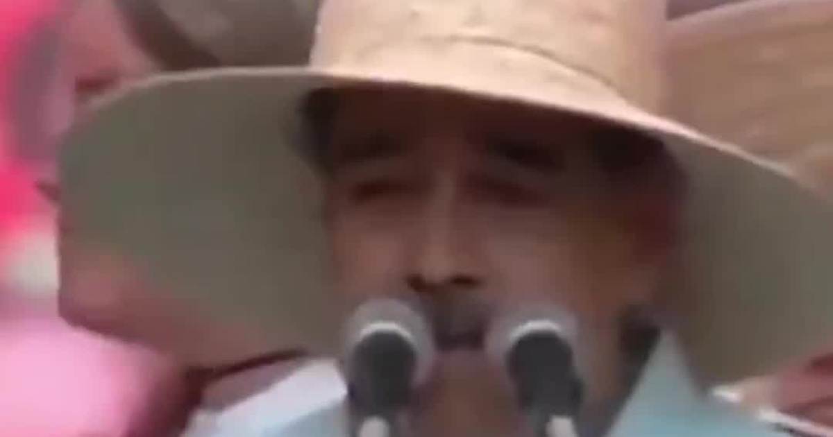 Maduro Sings “Don’t Worry, Be Happy” as B-52 Flies Near Caracas