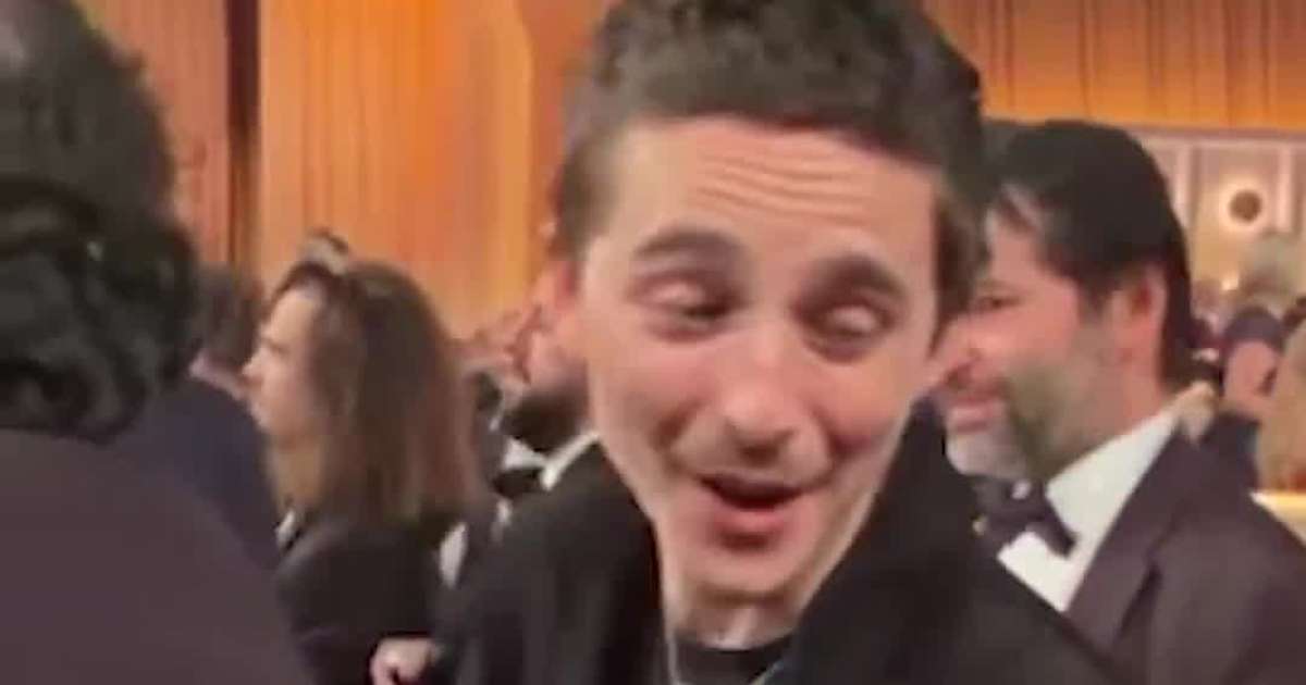 Timothée Chalamet Sniffs His Drink, Chooses Peace at the Golden Globes