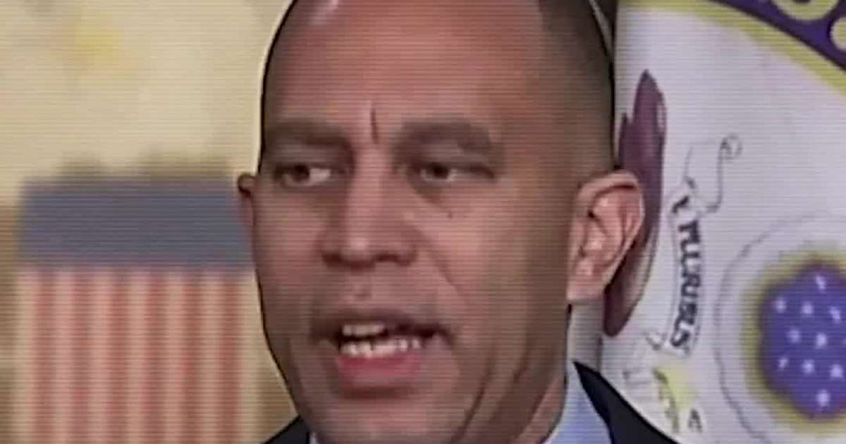 Hakeem Jeffries Responds After ICE Officer Kills Minneapolis Driver During Trump Immigration Operation