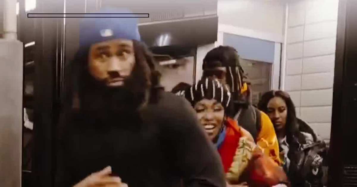 Only in New York: Subway Riders Turn Two Train Cars Into a Thanksgiving Feast