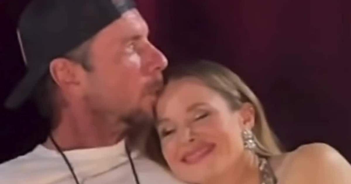 Kristen Bell Finds Comfort Backstage With Husband